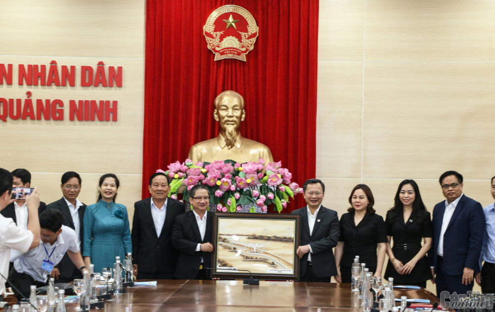 Đoàn công tác TP Cần Thơ tặng quà lưu niệm cho UBND tỉnh Quảng Ninh. Ảnh: N.H